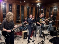 AC/D(CL) na Škole rocku