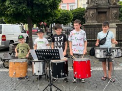 Vystoupení Hluché party na vernisáži výstavy Kartounky v České Lípě